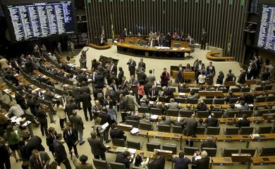 Brasília - Sessão da Câmara dos Deputados para analisar medidas provisórias que trancam a pauta (Wilson Dias/Agência Brasil)
