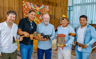 Brasília (DF), 20/02/2025 - Presidente da República, Luiz Inácio Lula da Silva, durante encontro com lideranças do Território Indígena do Xingu. Participaram: o Cacique Tapi Yawalapiti, Anuiá Yawalapiti (Coordenador do Pontão de Culturas Indígenas), Lappa Yawalapiti (Coordenador do Pontão de Culturas Indígenas) e Juliano George Basso (Coordenador da Aldeia Multiétnica), realizado no Palácio da Alvorada. Foto: Ricardo Stuckert/PR