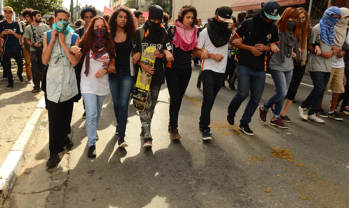 São Paulo - Estudantes secundaristas protestam contra a falta de merenda e as denúncias de corrupção na alimentação escolar (Rovena Rosa/Agência Brasil)