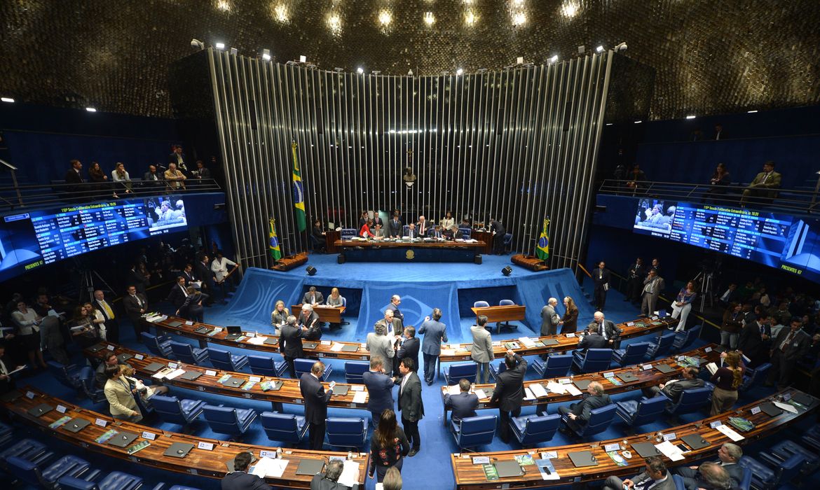 Sessão plenária do Senado destinada a votar Medida Provisória 670/2015, que trata da correção da tabela do Imposto de Renda de Pessoa Física (Fabio Rodrigues Pozzebom/Agência Brasil)