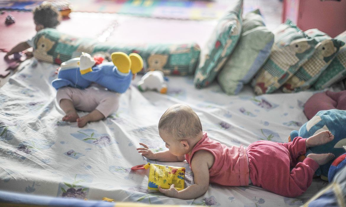 Brasília (DF), 16/02/2026 - Bebês brincam no Lar da Criança Padre Cícero, instituição que acolhe mais de 20 crianças e adolescentes. Poucos estão habilitados para adoção .
Foto: Marcello Casal Jr/Agência Brasil