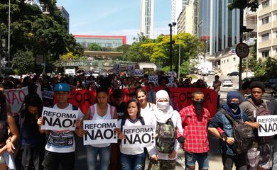 Após concentração no vão-livre do Masp, o grupo segue pela Avenida 9 de Julho até a Secretaria de Educação