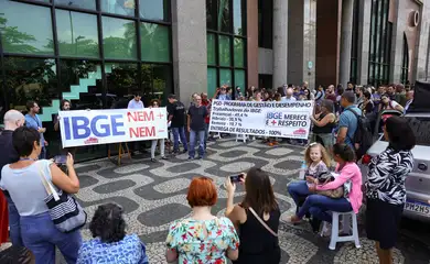 Rio de Janeiro (RJ), 15/10/2024 – Servidores do Instituto Brasileiro de Geografia e Estatística (IBGE) fazem ato e decretam greve por 24 horas contra a criação da Fundação de Direito Privado IBGE+, no centro do Rio de Janeiro. Foto: Tomaz Silva/Agência Brasil