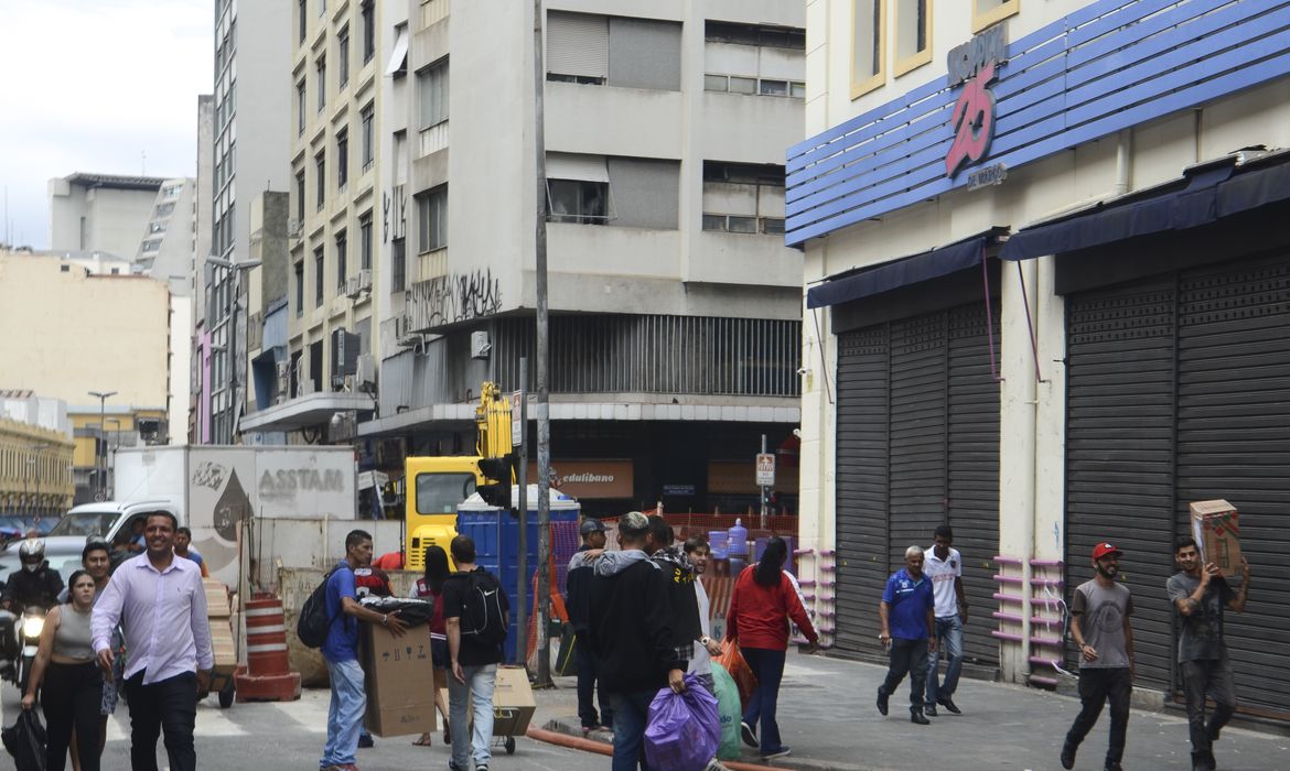 O Shopping 25 de Março foi fechado após uma operação de combate à pirataria, na região central de São Paulo.