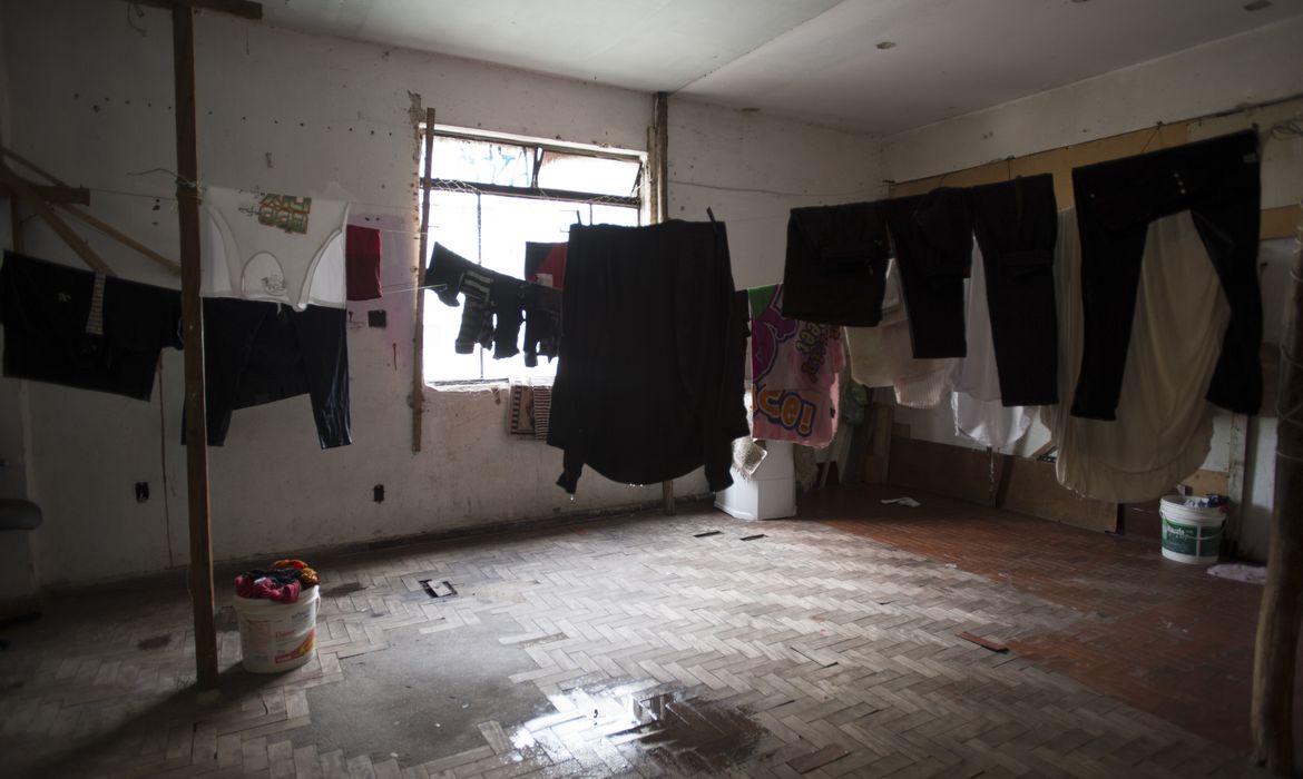 Moradores se revezam na limpeza de áreas comuns: banheiros e lavanderias são compartilhados (Marcelo Camargo/Agência Brasil)