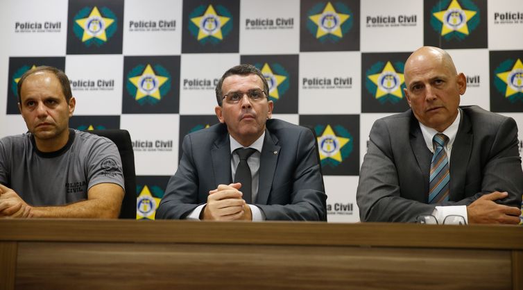 Os delegados Fábio Barucke, Rivaldo Barbosa e Gilberto Ribeiro falam sobre a Operação Nocaute, realizada para combater a atuação da milícia no Rio de Janeiro. 
