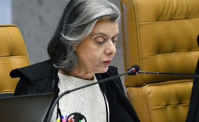 Ministra Cármen Lúcia durante sessão extraordinária do STF