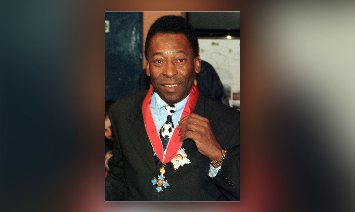 Pelé exibe condecoração recebida da rainha Elizabeth 2ª, em Londres