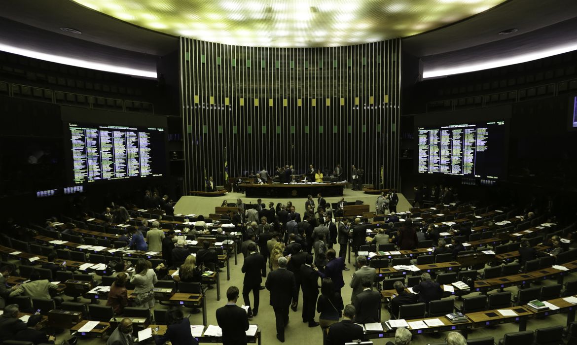 Plenário da Câmara dos Deputados debate o Projeto de Lei 10332/18, do Poder Executivo, que viabiliza a privatização de seis distribuidoras de energia controladas pelas Eletrobras.