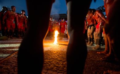 Palmas (TO) - Símbolo de vida e da força dos Povos Indígenas, o Fogo Sagrado é aceso pelos pajés e líderes religiosos das etnias que participam dos Jogos Mundiais dos Povos Indígenas (Marcelo Camargo/Agência Brasil)