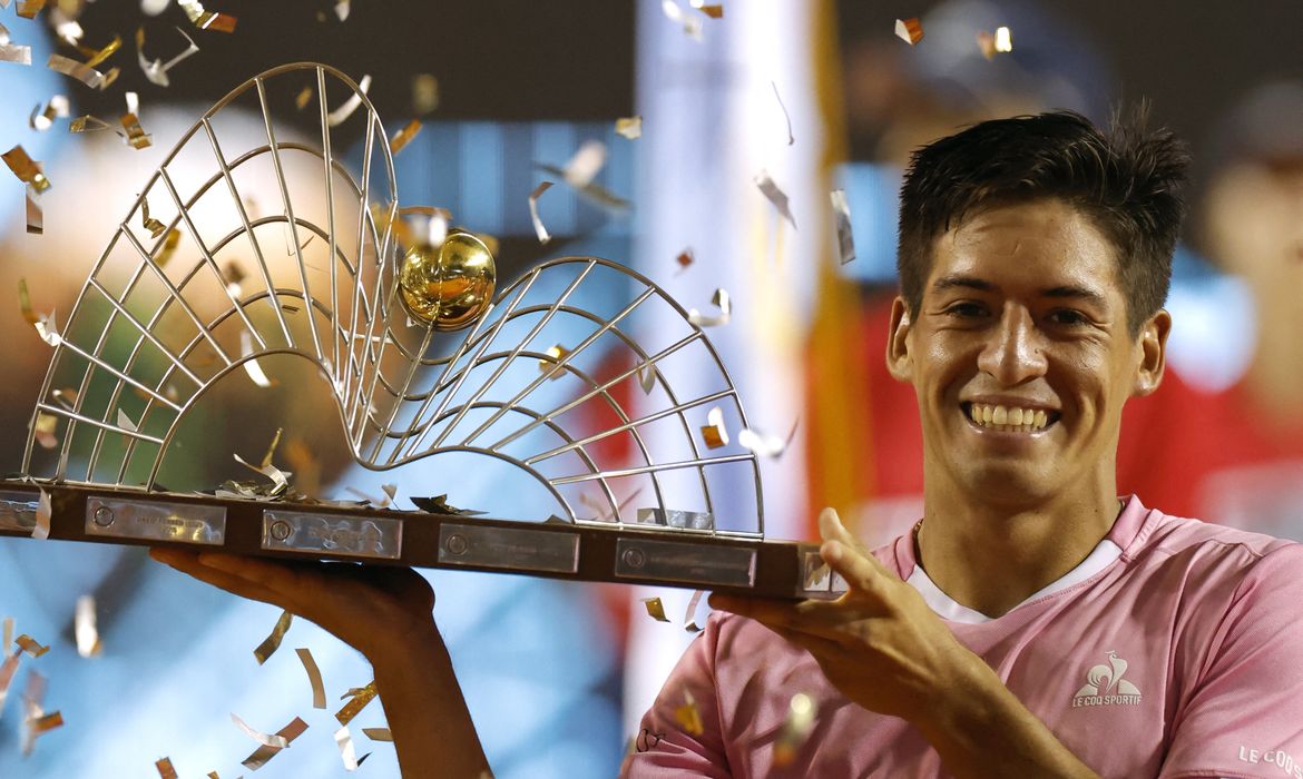 Tennis - Rio Open - Jockey Club Brasileiro, Rio De Janeiro, Brazil - February 23, 2025 Argentina's Sebastian Baez celebrates with the trophy after winning his final match against France's Alexandre Muller REUTERS/Jorge Silva