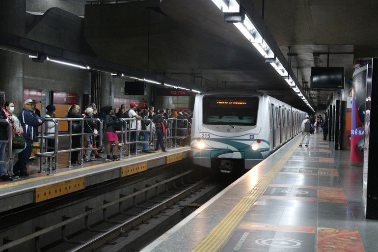 Movimentação de passageiros na estação Sé do metrô em São Paulo.