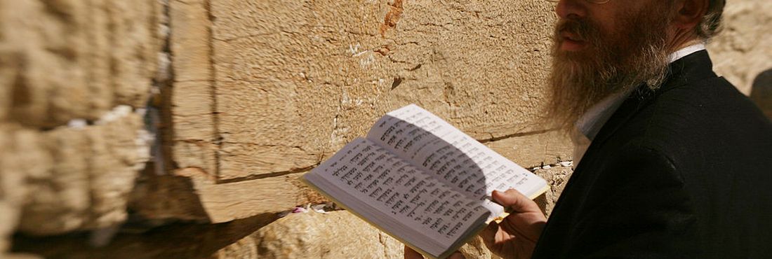 Judeu orando no Muro das Lamentações