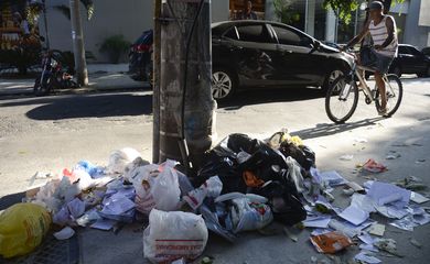  Problemas no recolhimento de lixo e limpeza urbana no primeiro dia de greve dos garis da Comlurb, na Rua Jorge Rudge, em Vila Isabel. 