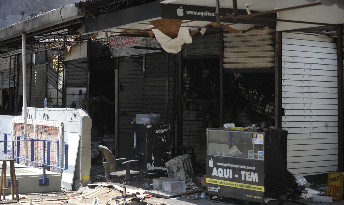 Rio de Janeiro - Incêndio destruiu diversos boxes no camelódromo da Rua Uruguaiana na madrugada do último domingo (11), no centro do Rio.