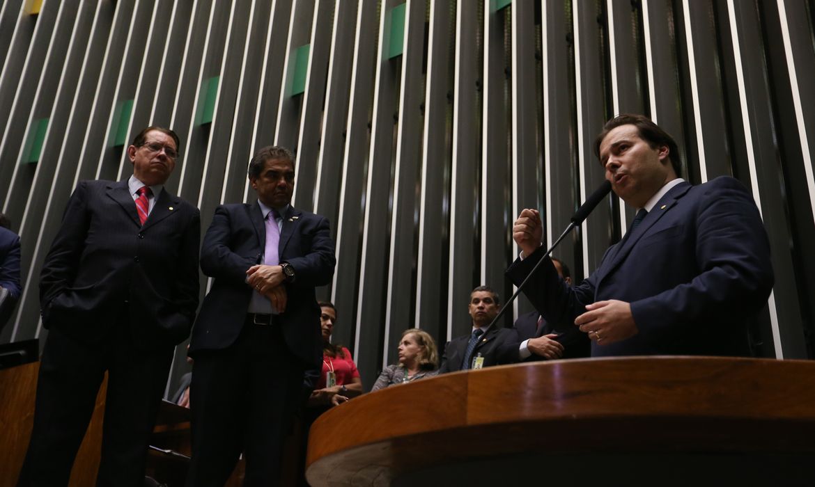 Brasília - O deputado Rodrigo Maia (DEM-RJ), com 120 votos, e o deputado Rogério Rosso (PSD-DF), com 106 votos, disputam o segundo turno da eleição para presidente da Câmara dos Deputados (Fabio Rodrigues Pozzebom/Agência Brasil)