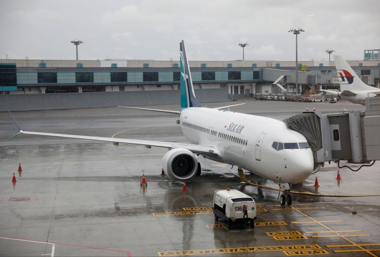 A nova aeronave da SilkAir, o Boeing 737 Max 8, fica na pista do aeroporto de Changi em Cingapura,  REUTERS/Edgar Su/diritos reservados