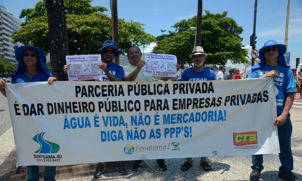 Rio de Janeiro - Servidores estaduais protestam em Copacabana contra privatização da Cedae.
(Fernando Frazão/Agência Brasil)