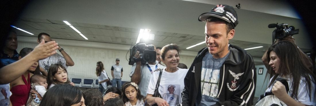 São Paulo - Marco Aurélio, um dos últimos 5 torcedores corinthianos detidos na Bolívia é recebido por amigos e familiares no aeroporto de Guarulhos. O grupo estava preso desde fevereiro após a morte de torcedor boliviano