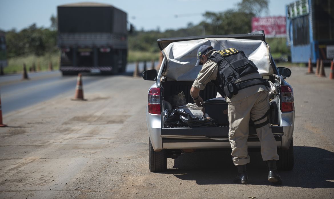 O Exército e a Polícia Rodoviária Federal realizam fiscalização em busca de explosivos e produtos correlatos como parte da Operação Dínamo II, na BR-020 (Marcelo Camargo/Agência Brasil)