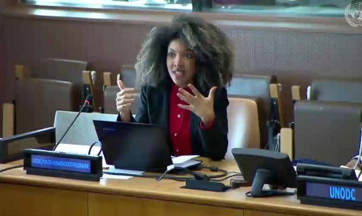 A estudante baiana Lorenna Vilas Boas preside painel do Fórum da Juventude da ONU. Crédito: Reprodução UN Web TV.  