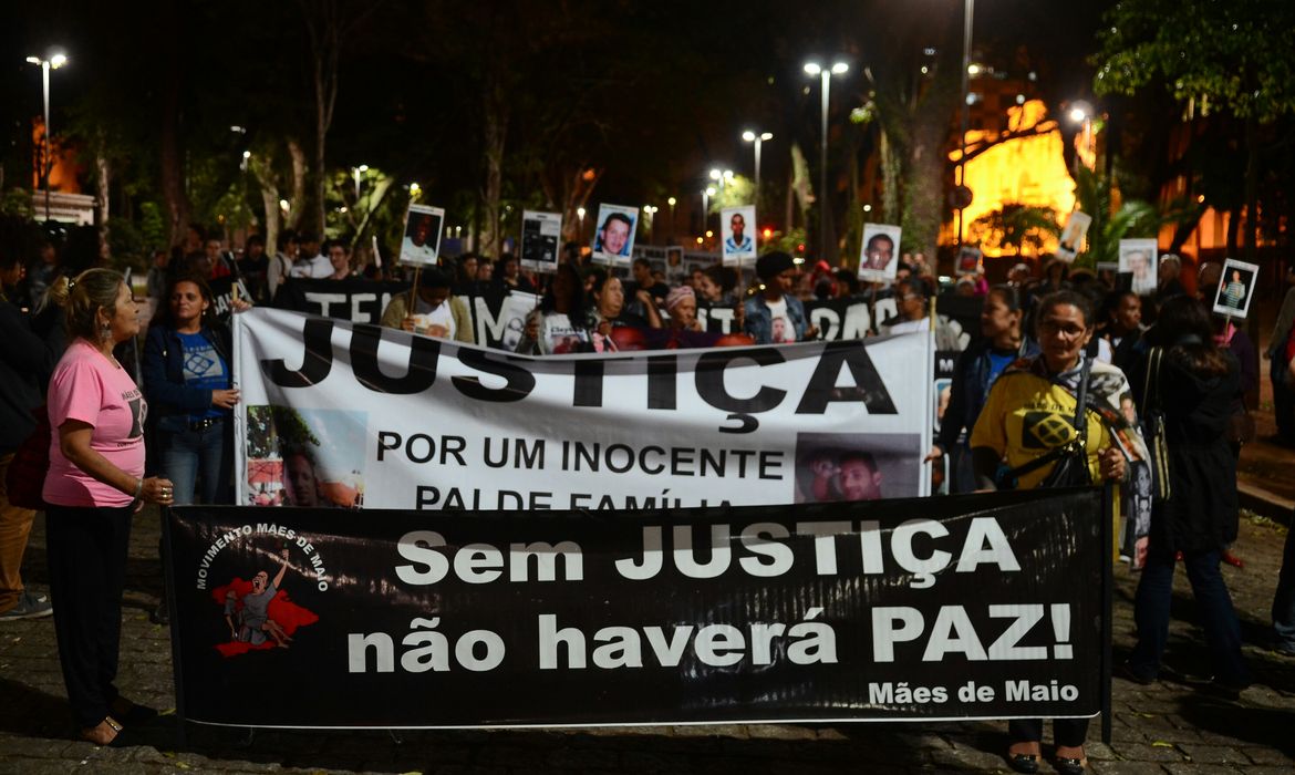 São Paulo - Ato organizado por movimentos sociais e vítimas da violência do estado lembra os 24 anos do massacre de 111 presos no Carandiru (Rovena Rosa/Agência Brasil)