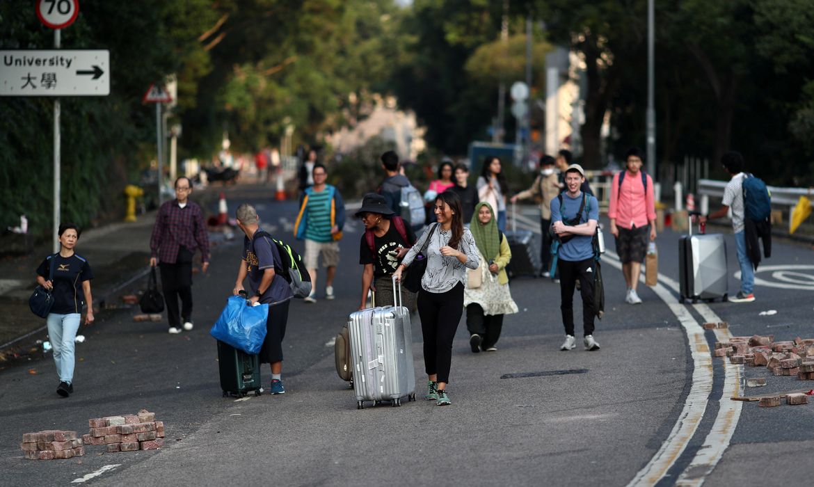 International students of the Chinese University of Hong Kong evacuate with their suitcases after anti-government protesters occupied the campus, in Hong Kong, China, November 15, 2019. REUTERS/Athit Perawongmetha