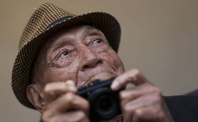 O fotógrafo Gervásio Batista, de 95 anos,