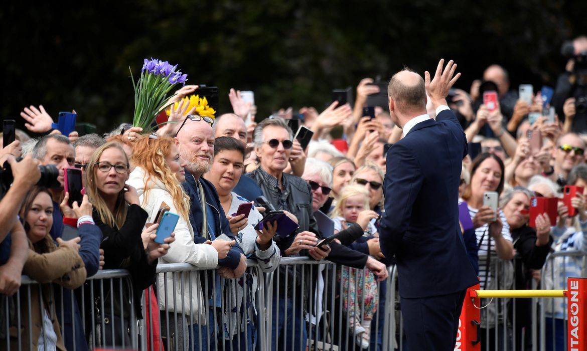 Príncipe William acena para multidão