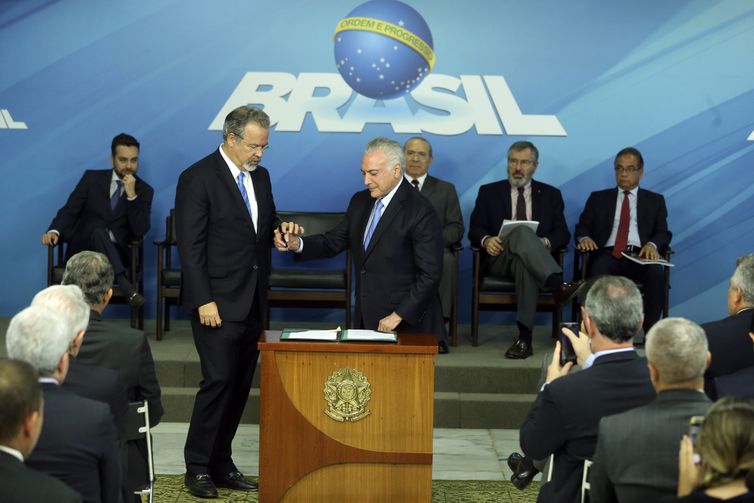 O ministro da Segurança Pública, Raul Jungmann, e o presidente Michel Temer durante cerimônia de sanção da lei que cria o Sistema Único de Segurança (SUSP), no Palácio do Planalto.