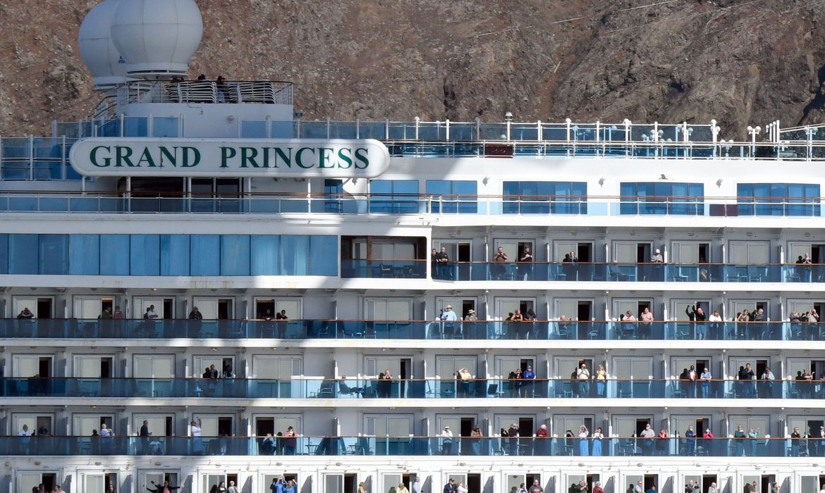 O navio de cruzeiro Grand Princess que transporta passageiros com teste positivo para coronavírus passa pela ponte Golden Gate em San Francisco