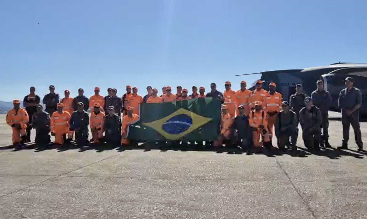 Equipe de Bombeiros de São Paulo e Minas Gerais que embarcou no quarto vôo de ajuda humanitária do Brasil para Venezuela para ajudar na busca de vítimas de terremoto. 
Foto: Corpo de Bombeiros SP/Divulgação