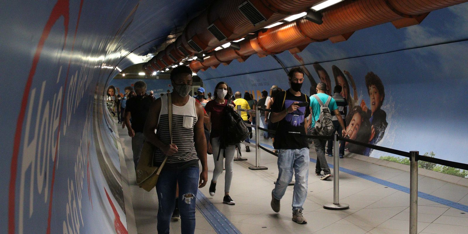 Usuários do transporte público na passagem subterrânea entre as estações Consolação e Paulista do metrô durante a fase emergencial da pandemia de covid-19.
