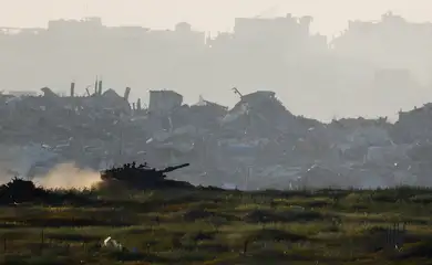 A tank manoeuvres inside Gaza, as seen from Israel's border with Gaza, Israel March 19, 2025. Reuters/Amir Cohen/Proibida reprodução