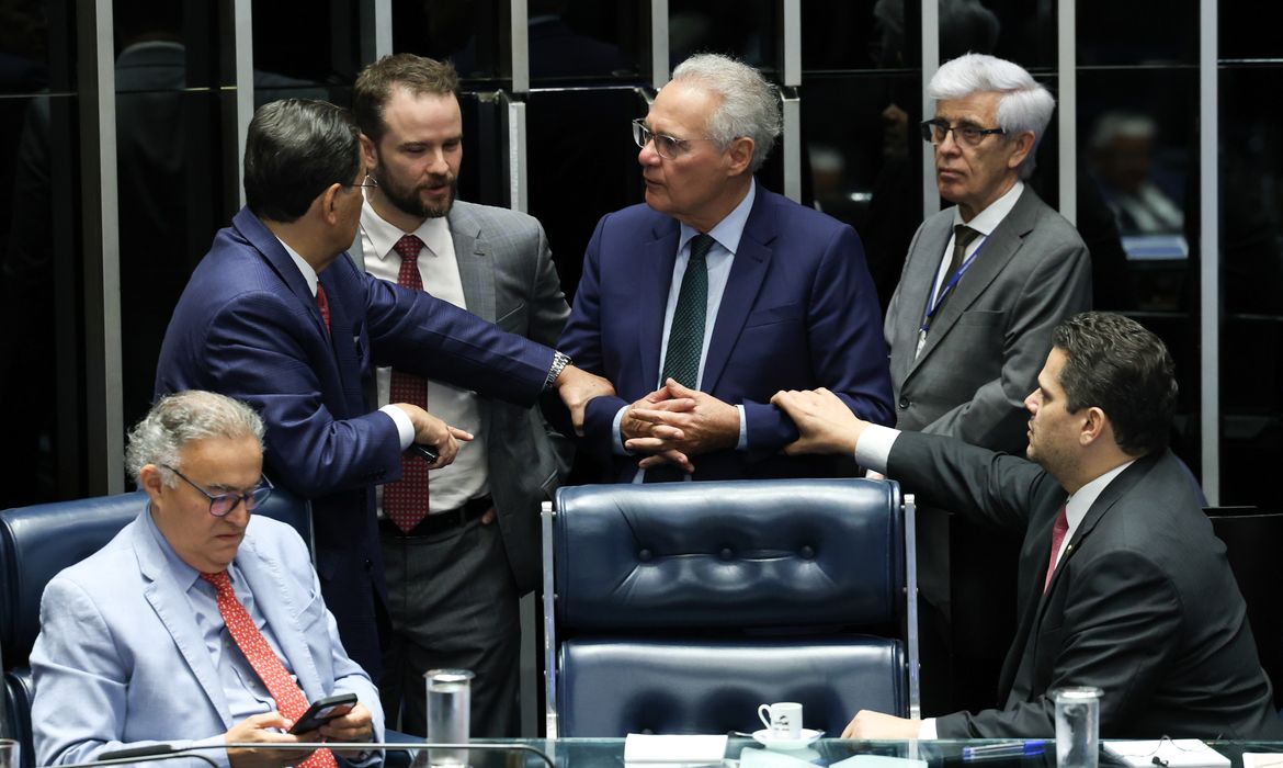 Brasília - 05/11/2025 -  Sessão do Senado para votar o projeto de lei (PL 1.087/2025) que isenta do Imposto de Renda (IR) quem ganha até R$ 5 mil mensais e aumenta a taxação de altas rendas. (Ministra Gleisi Hoffmann participou da votação). Foto: Lula Marques/ Agência Brasil.
