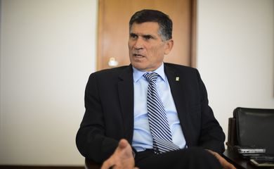 O general, Carlos Alberto dos Santos Cruz, ministro da secretaria de governo, concede entrevista à Agência Brasil