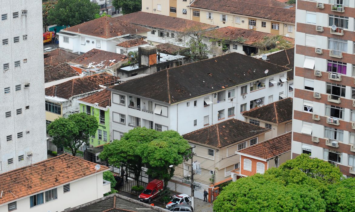 O trabalho de buscas dos corpos das vítimas do acidente com o avião Cessna, que matou o candidato à Presidência da República pelo PSB, Eduardo Campos, foi interrompido  (Tânia Rêgo/Agência Brasil)