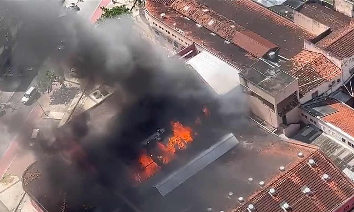 Um incêndio atingiu o Mercado da Encruzilhada, no bairro de Recife, na manhã deste domingo (03/09). Foto: Frame/Redes Sociais