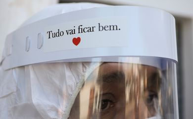 Um trabalhador do Funeral SOS da cidade de Manaus, vestindo roupas de proteção, observa antes de remover o caixão de Amadeu Garcia da Silva, 80 anos, de sua casa, em meio ao surto de doença por coronavírus (COVID-19), em Manaus, Brasil 29 de