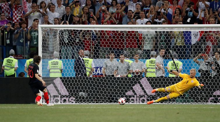 Copa 2018: Croácia e Dinamarca. Luka Modric, da Croácia, marca pênalti para a equipe.