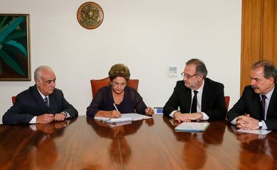Brasília - DF, 02/03/2015. Presidenta Dilma Rousseff sanciona a Lei dos Caminhoneiros. Foto: Roberto Stuckert Filho/PR.
