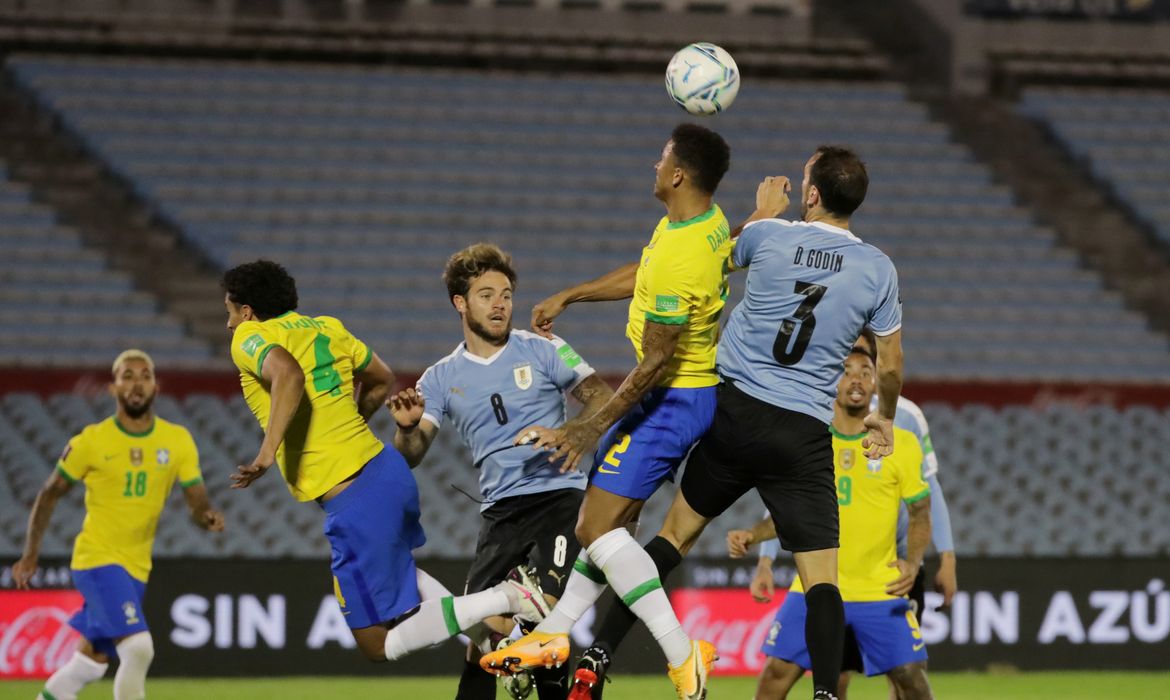 Brasil segue invicito nas Eliminatórias, após vitória de 2 a 0 contra o Uruguai.