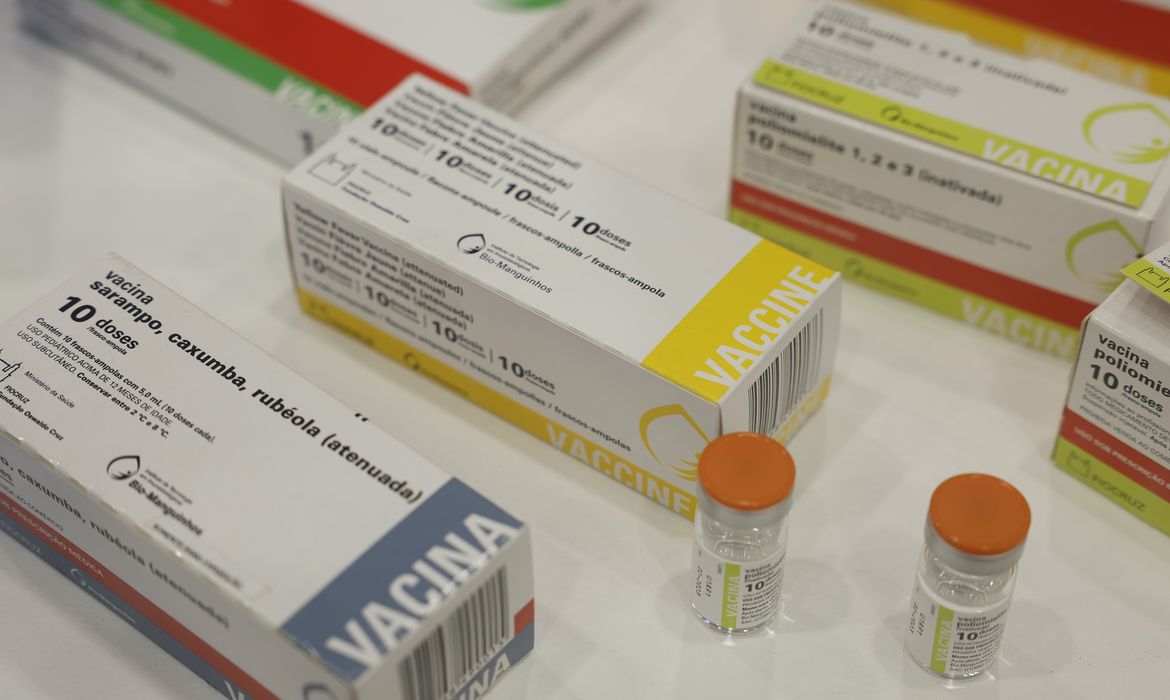 Rio de Janeiro (RJ), 07/05/2025 – Vacinas de poliomelite, sarampo; caxumba e rubéola produzidas por Bio-Manguinhos/Fiocruz, exibidas no 9º Simpósio Internacional de Imunobiológicos. Foto: Fernando Frazão/Agência Brasil