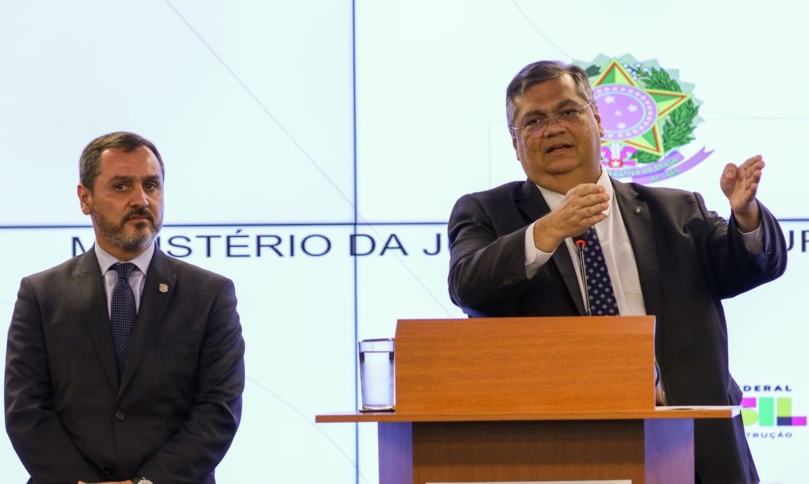 Brasília (DF) -16/02/2023 0 ministro da Justiça, Flávio Dino, acompanhando do diretor-geral da Polícia Federal, Andrei Rodrigues, durante coletiva