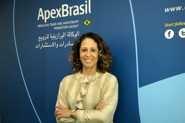 A chefe de operações do escritório da Apex-Brasil em Dubai, Karen Jones fala à imprensa