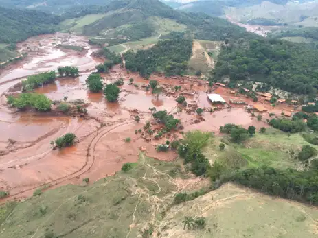 Mariana (MG) – barragem da mineradora Samarco rompeu no distrito de Bento Rodrigues, zona rural a 23 quilômetros de Mariana, em Minas Gerais (Corpo de Bombeiros/MG – Divulgação)