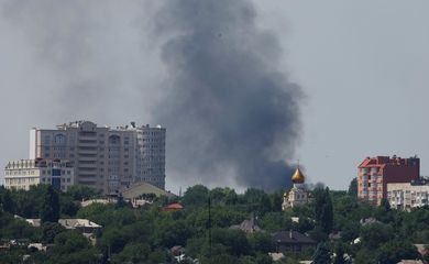 Fumaça sobe durante conflito entre Rússia e Ucrânia em Donetsk