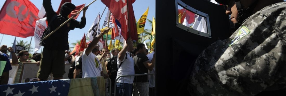 Manifestantes que protestavam na Praca do Ò, na Barra da Tijuca, nas proximidades do hotel onde ocorre o leilão do Campo de Libra