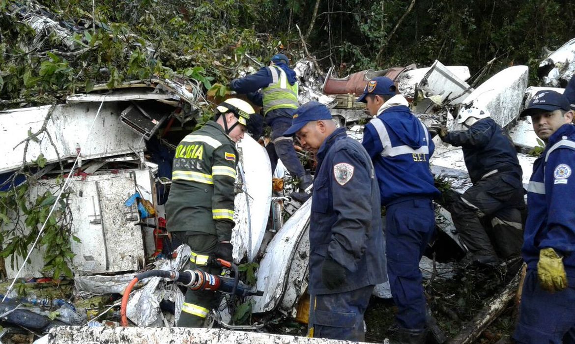 Equipes de resgate procuram vítimas entre os destroços do avião da Chapecoense