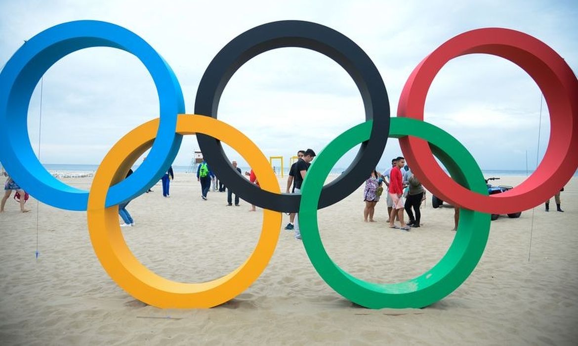 Rio de Janeiro - Escultura dos aros olímpicos, feita de plástico reciclado, é revelada ao público na Praia de Copacabana, zona sul da capital. (Tomaz Silva/Agência Brasil)